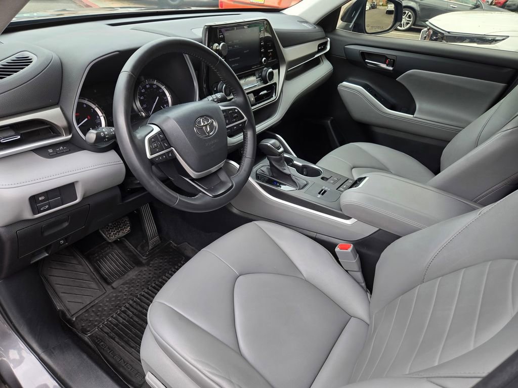 Used 2022 Toyota Highlander XLE FWD image 10