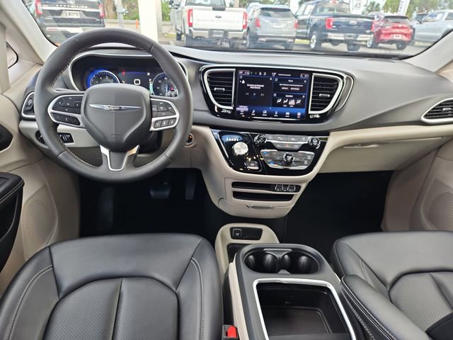 Used 2024 Chrysler Pacifica Touring-L image 9