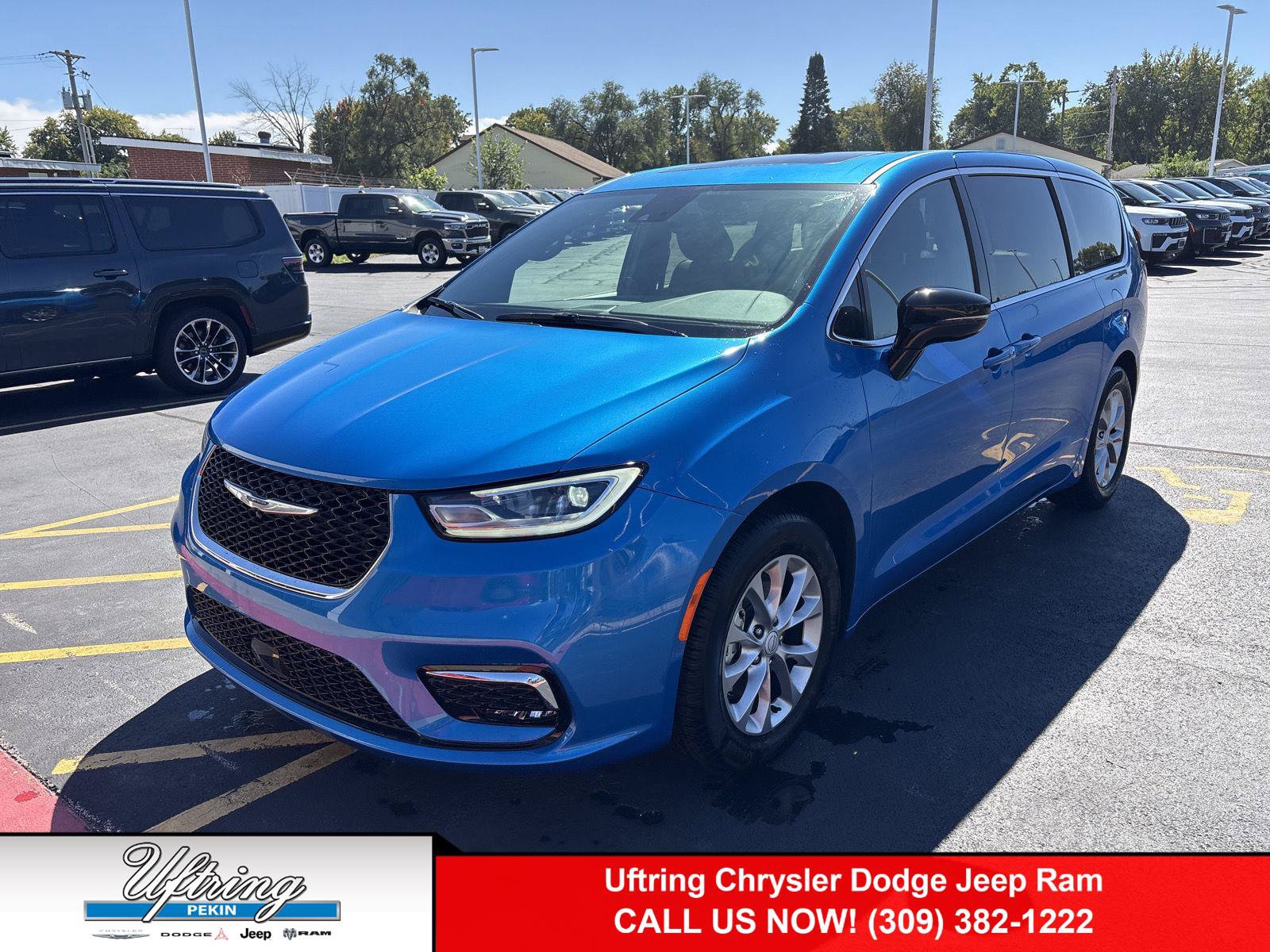Used 2026 Chrysler Pacifica Limited w/ Trailer Tow Group FWD image 1