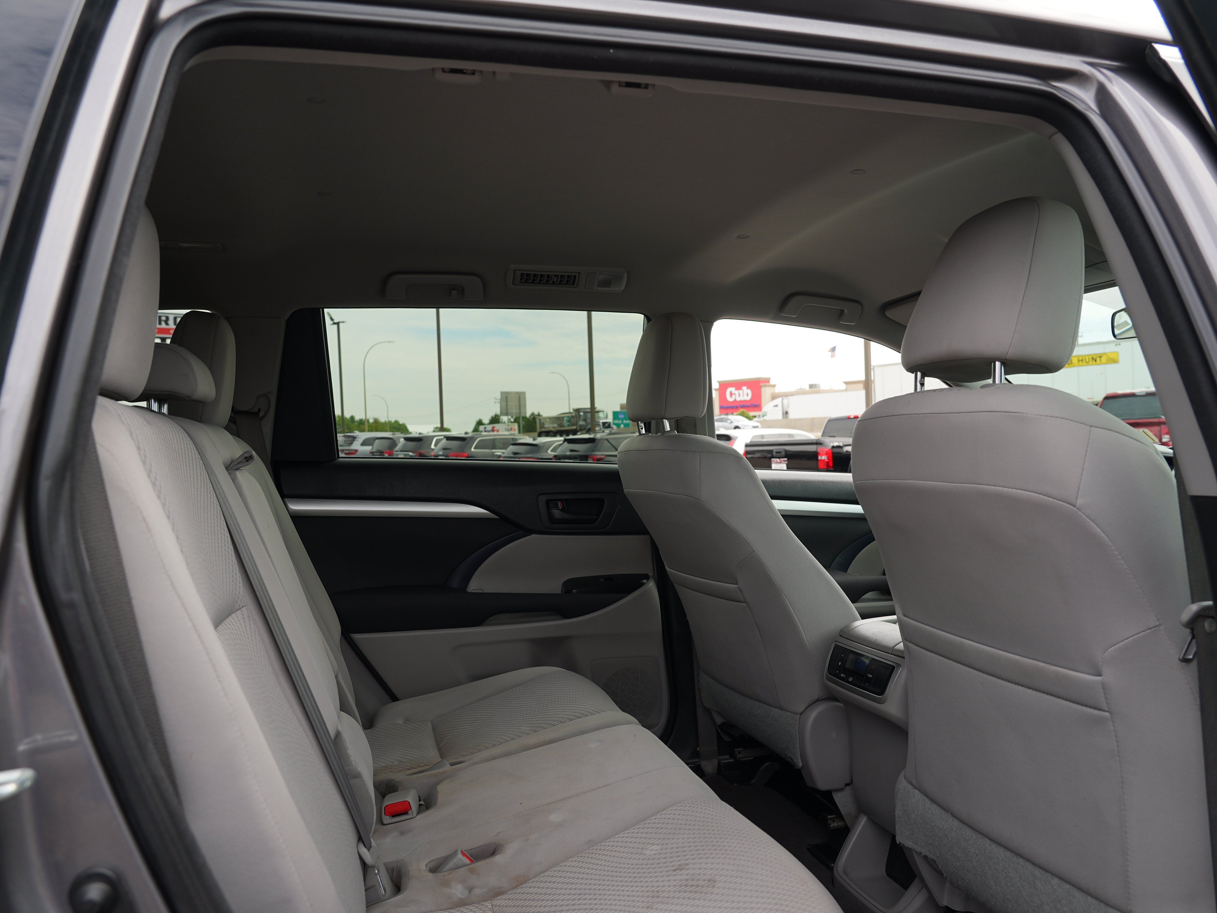 Used 2017 Toyota Highlander LE w/ Carpet Mat Package AWD/4WD image 27