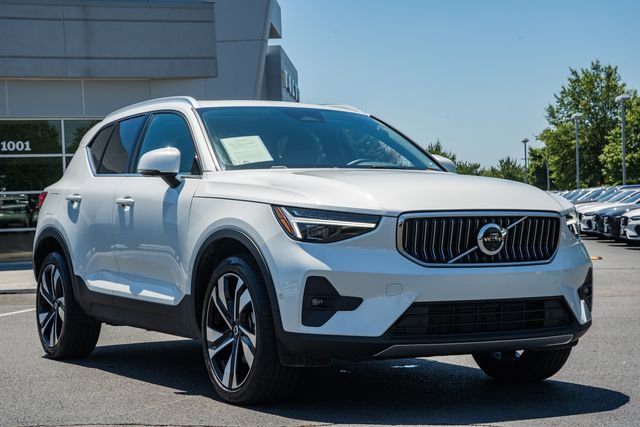 Used 2025 Volvo XC40 B5 Plus AWD/4WD image 2