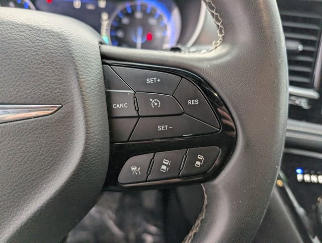 Used 2023 Chrysler Pacifica Touring image 6