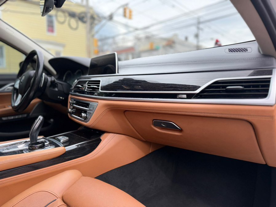 Used 2017 BMW 750i xDrive AWD/4WD image 11