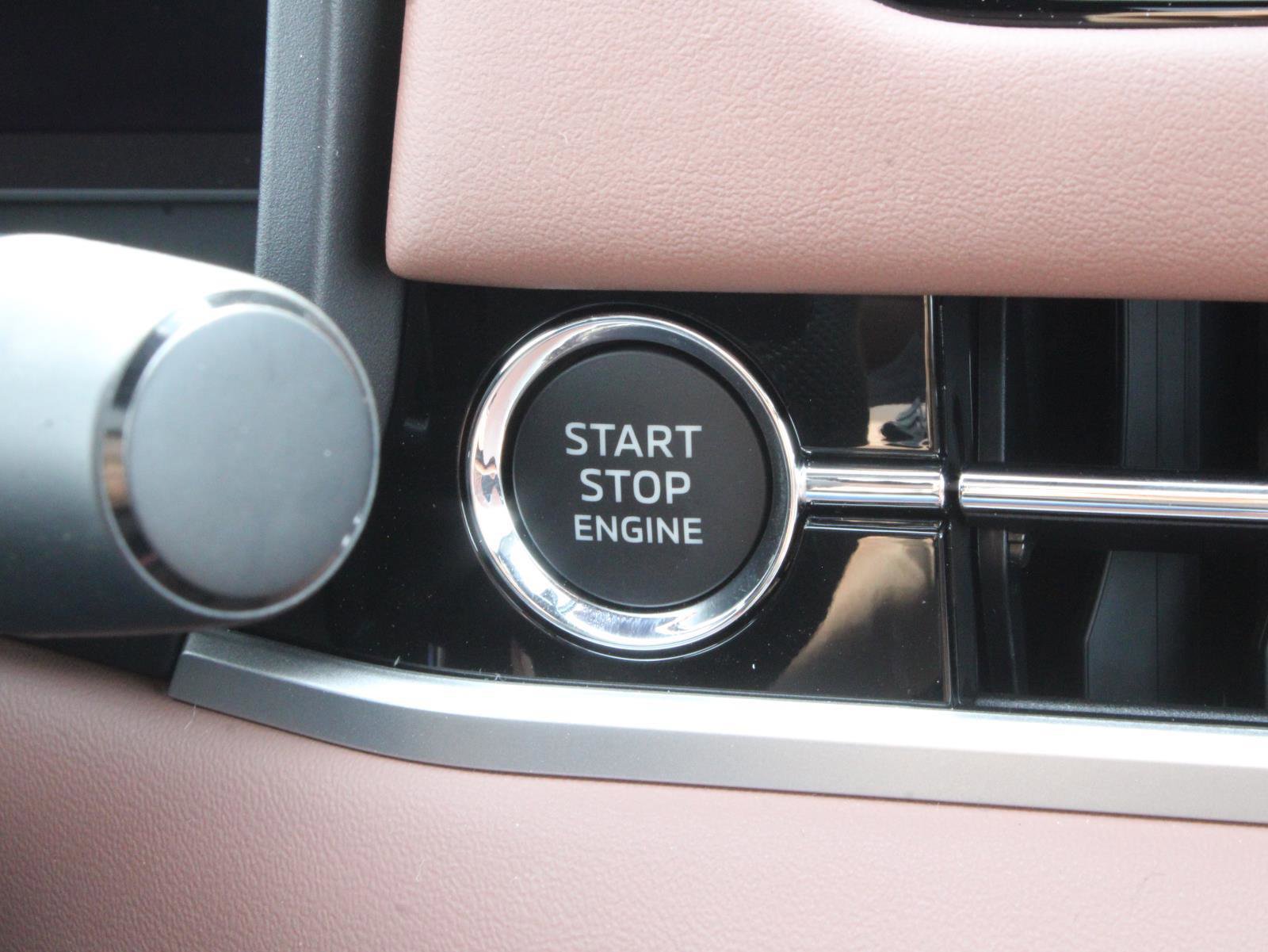 New 2025 Mitsubishi Outlander SEL image 32