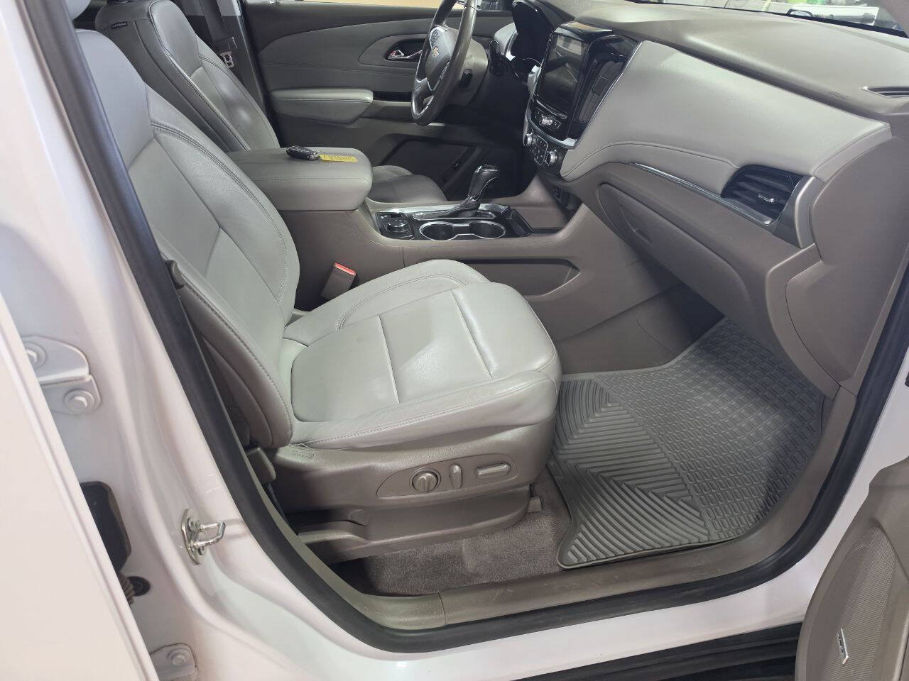 Used 2020 Chevrolet Traverse LT w/ LT Premium Package AWD/4WD image 15