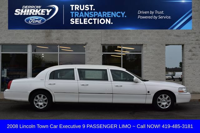 Used 2008 Lincoln Town Car Executive RWD image 3