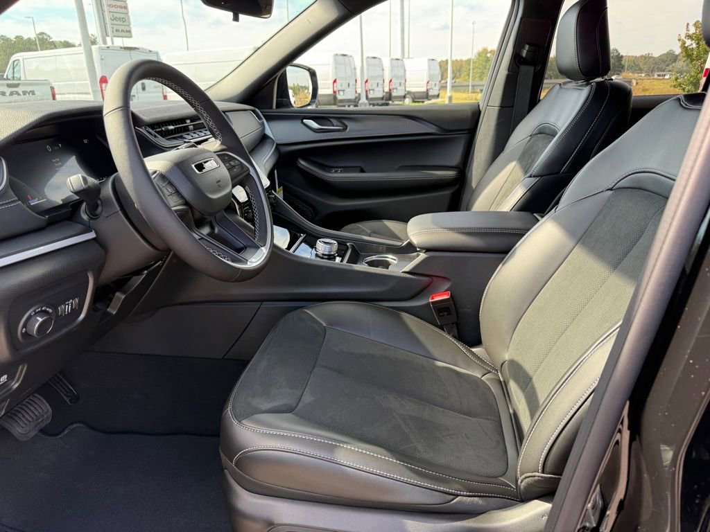 New 2025 Jeep Grand Cherokee Altitude image 9