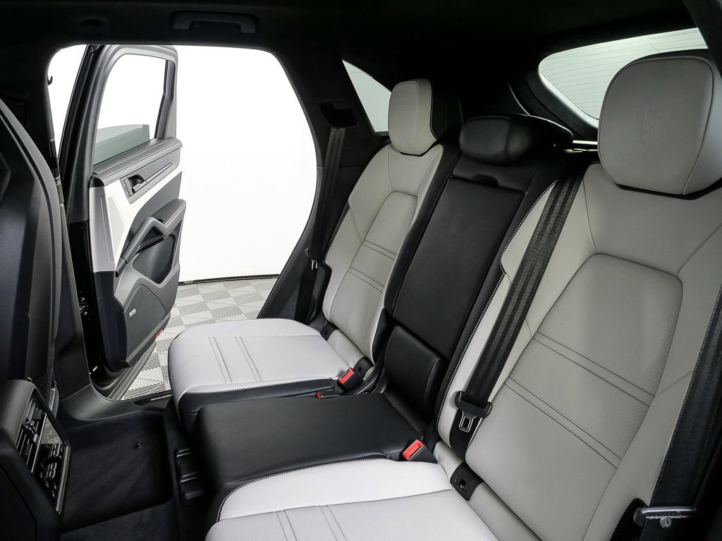 New 2026 Porsche Cayenne GTS image 23