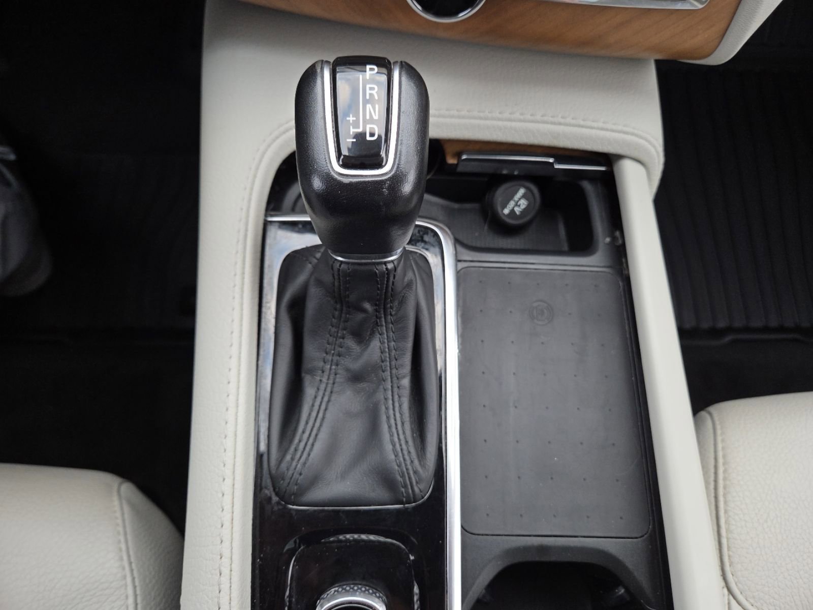 Used 2022 Volvo XC90 T5 Momentum w/ Advanced Package image 36