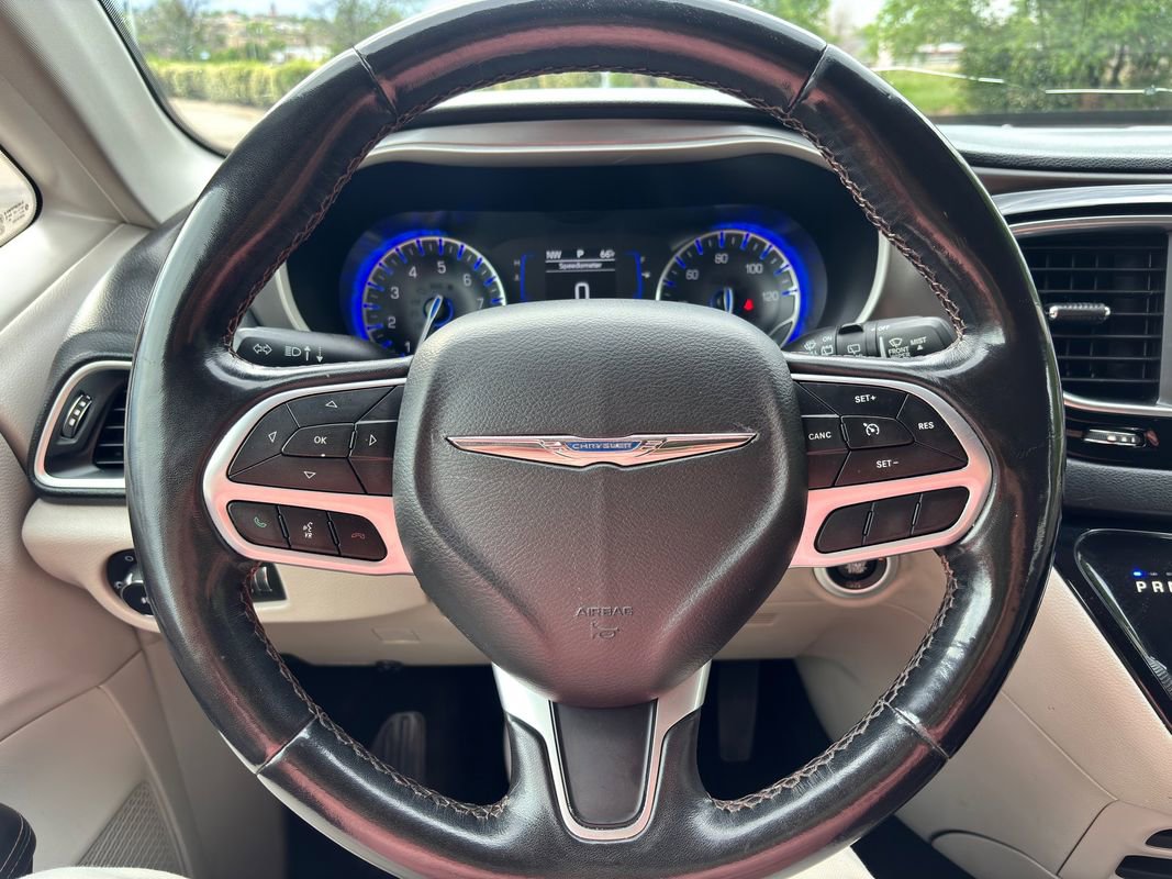 Used 2020 Chrysler Pacifica Touring-L FWD image 32