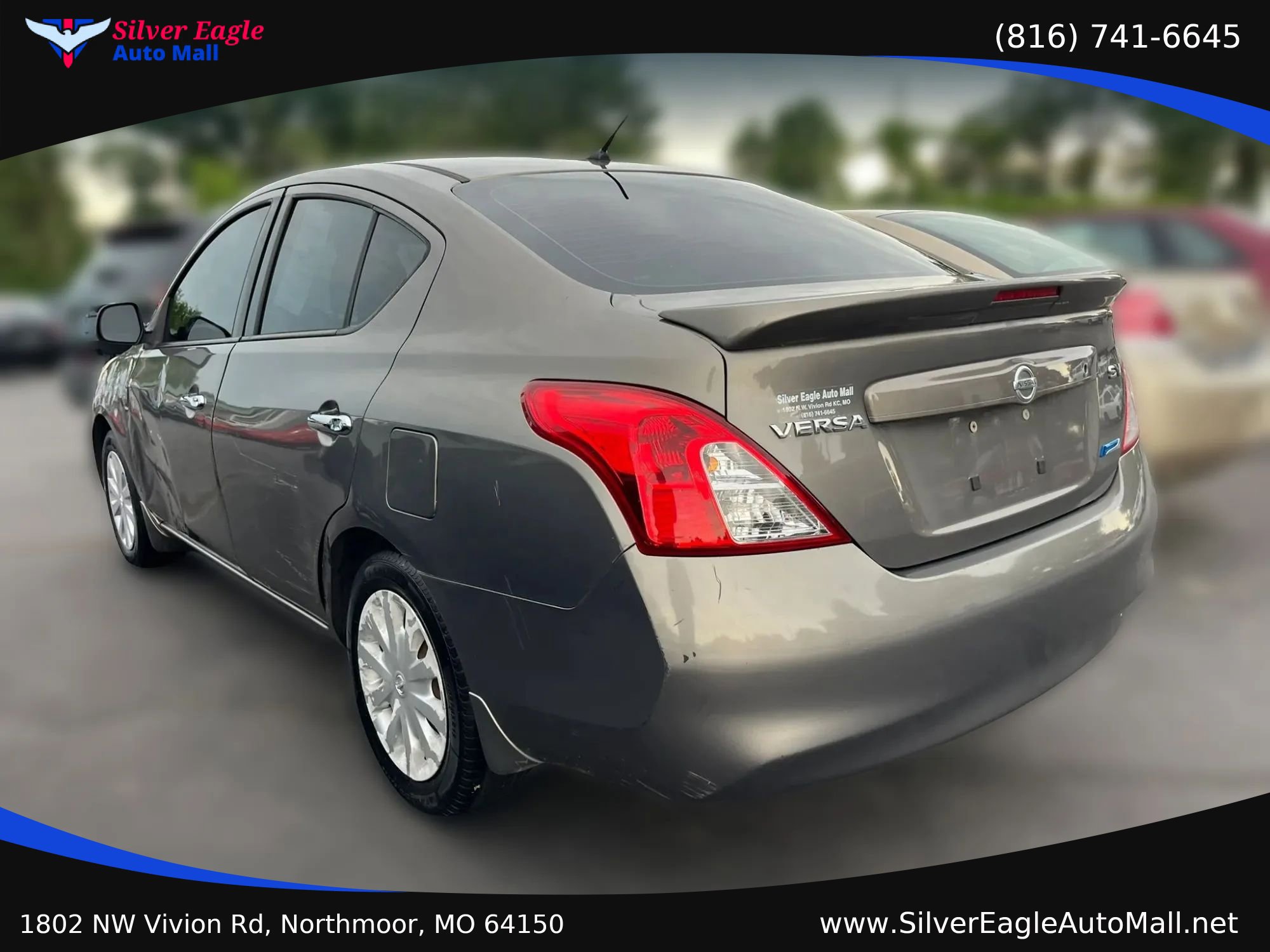 Used 2014 Nissan Versa SV FWD image 3