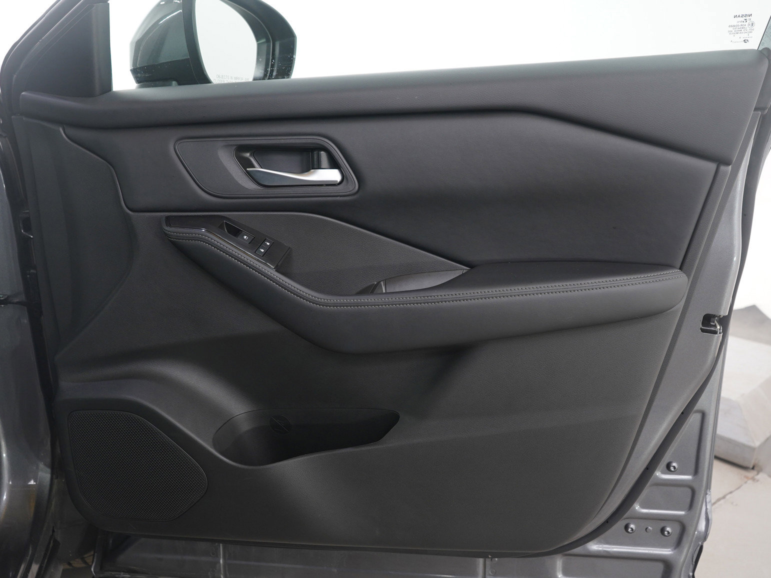 Used 2025 Nissan Rogue SV image 12