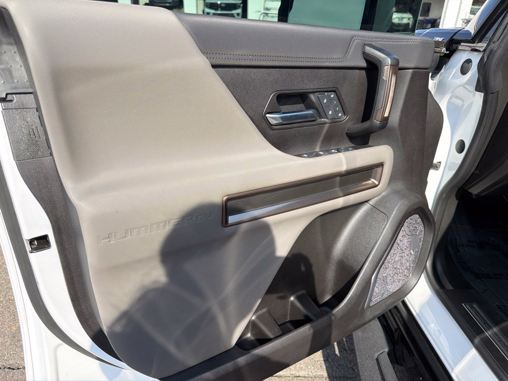 Used 2025 GMC Hummer EV 2X w/ LPO, Dark Essentials Package AWD/4WD image 11