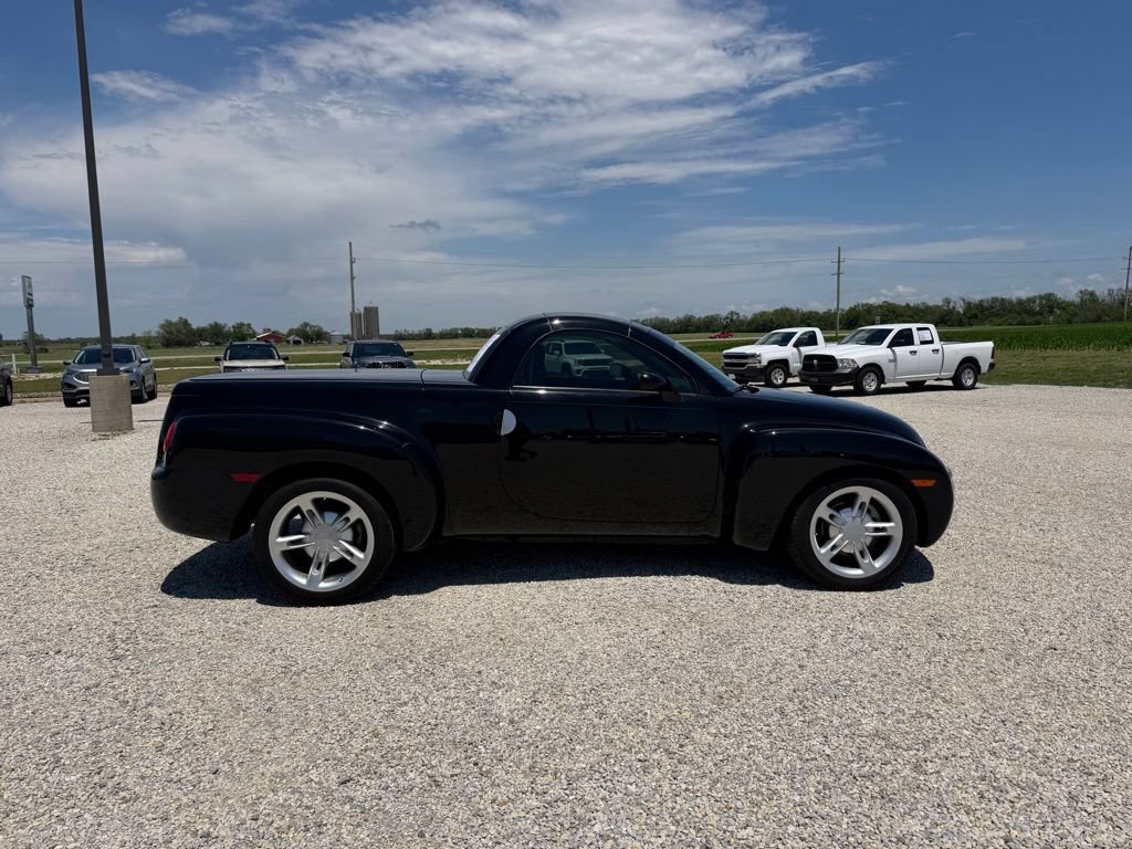 Used 2003 Chevrolet SSR w/ Preferred Equipment Group RWD image 2