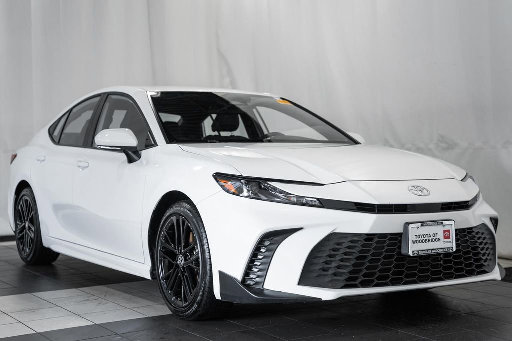 Used 2025 Toyota Camry SE image 1