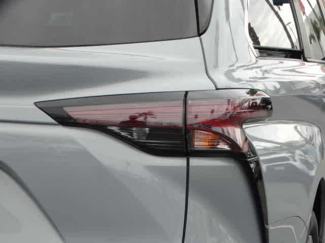 Certified 2023 Toyota Sienna XLE Woodland Edition image 11