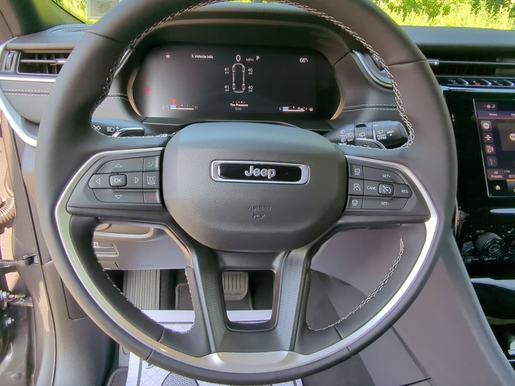 New 2025 Jeep Grand Cherokee L Laredo w/ Luxury Tech Group I image 15