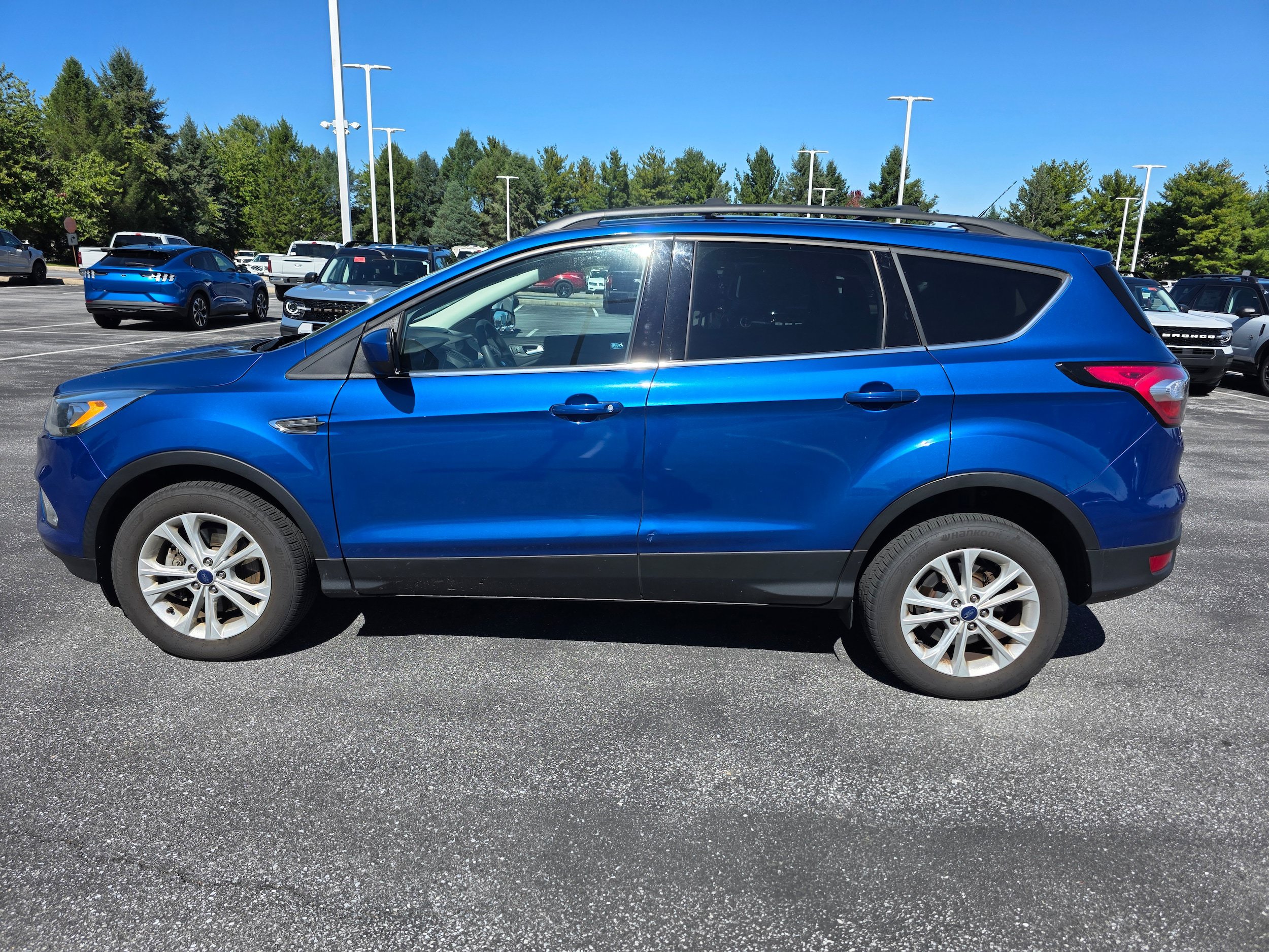 Used 2017 Ford Escape SE w/ Equipment Group 201A AWD/4WD image 2