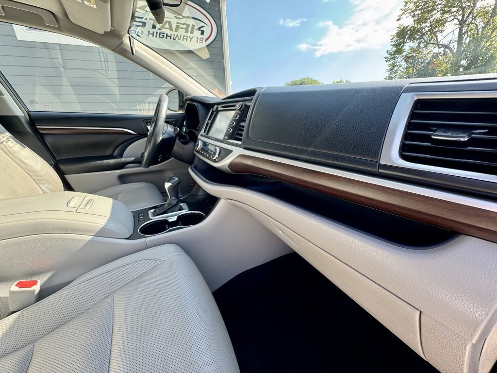 Used 2016 Toyota Highlander Limited image 25