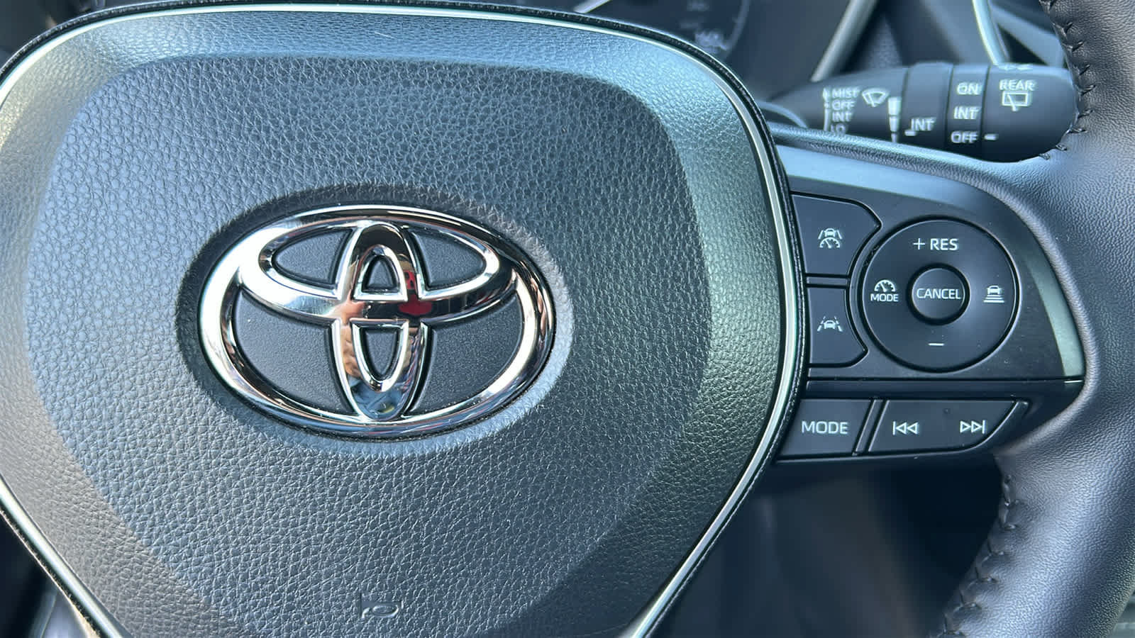 Used 2025 Toyota Corolla SE w/ SE Package FWD image 20
