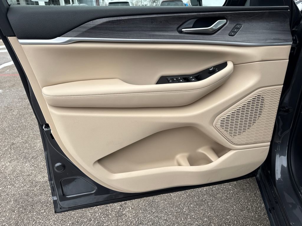 Certified 2023 Jeep Grand Cherokee L Limited image 12