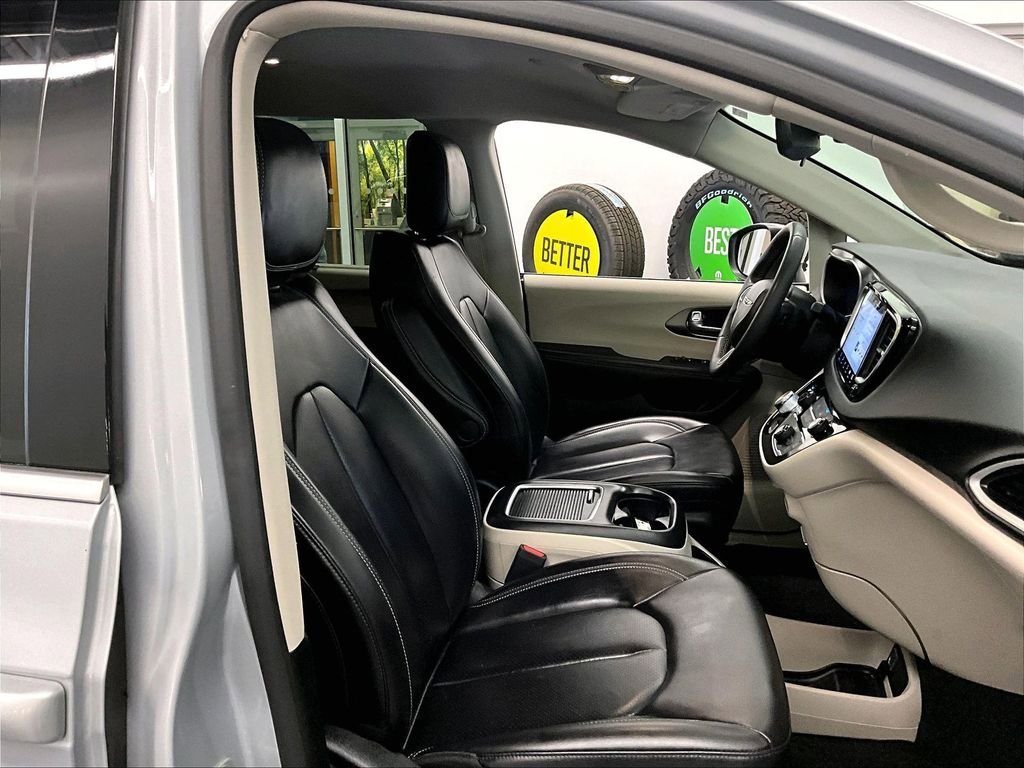 Used 2023 Chrysler Pacifica Touring-L FWD image 11