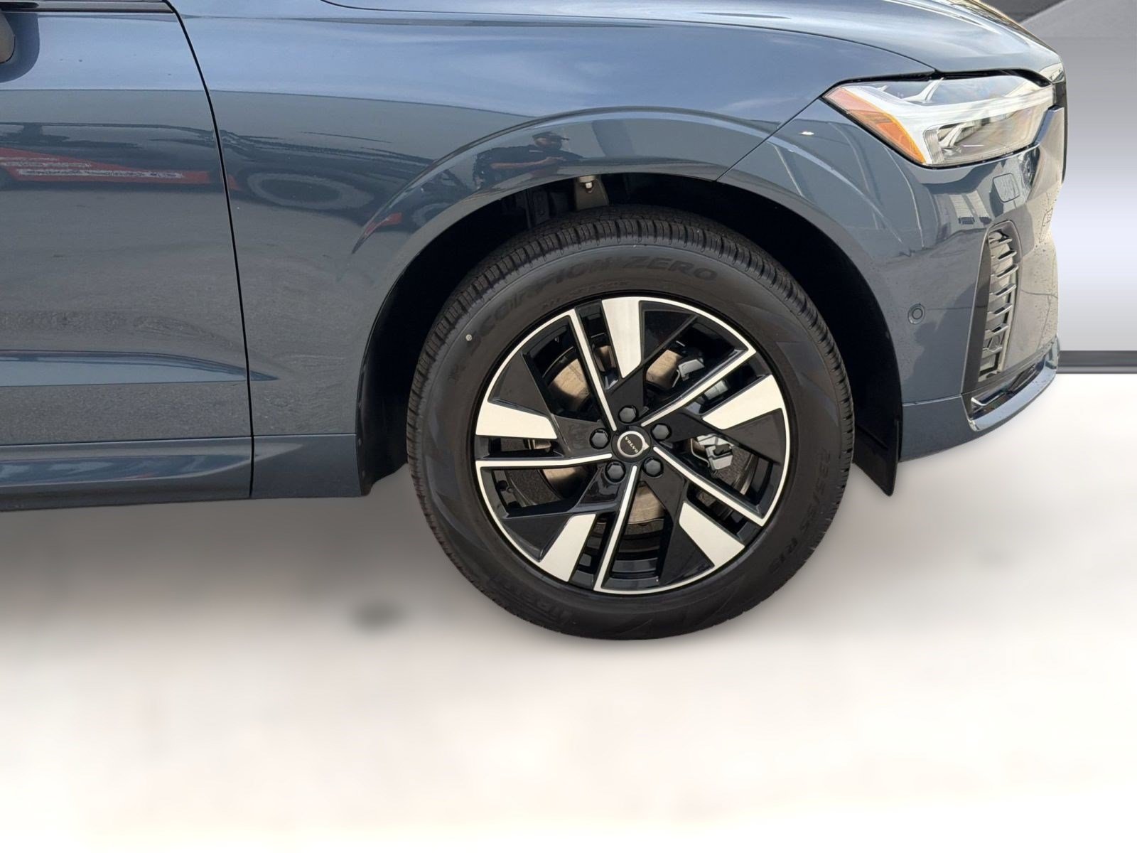 New 2026 Volvo XC60 B5 Plus w/ Climate Package AWD/4WD image 13