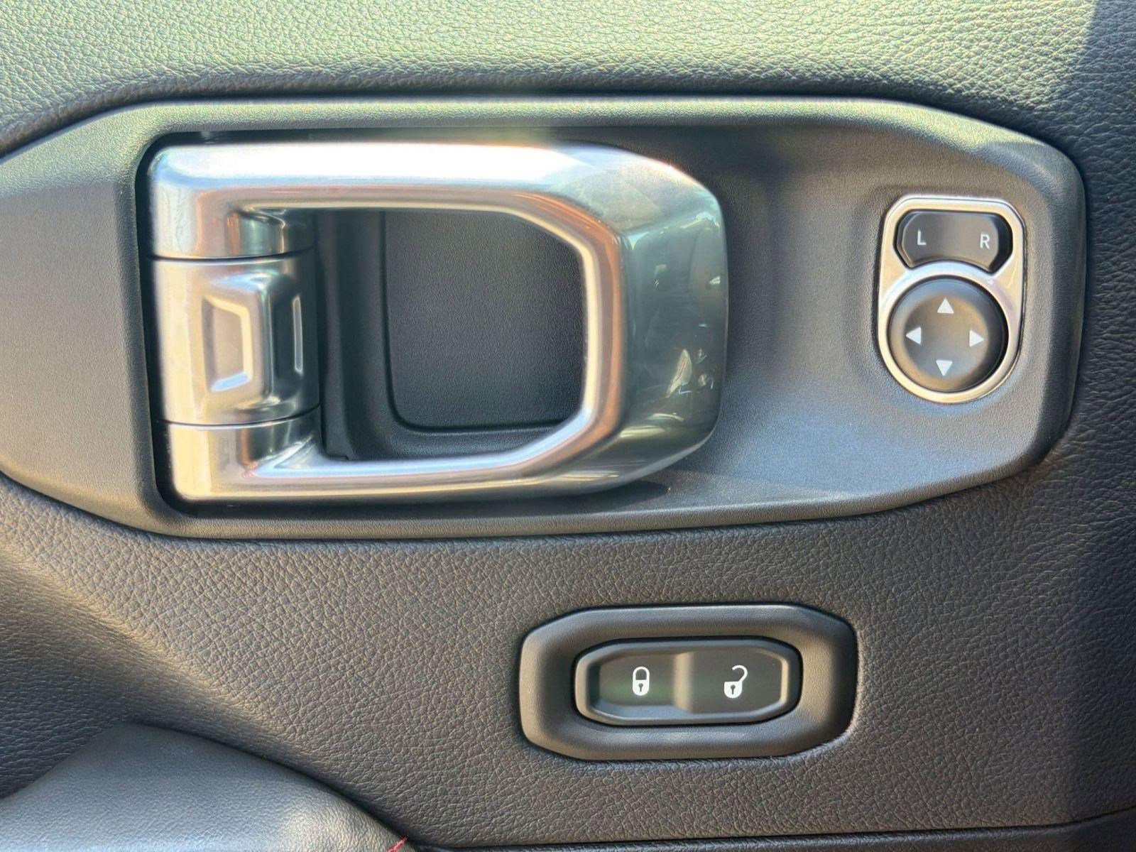 Used 2025 Jeep Wrangler Unlimited Rubicon AWD/4WD image 12