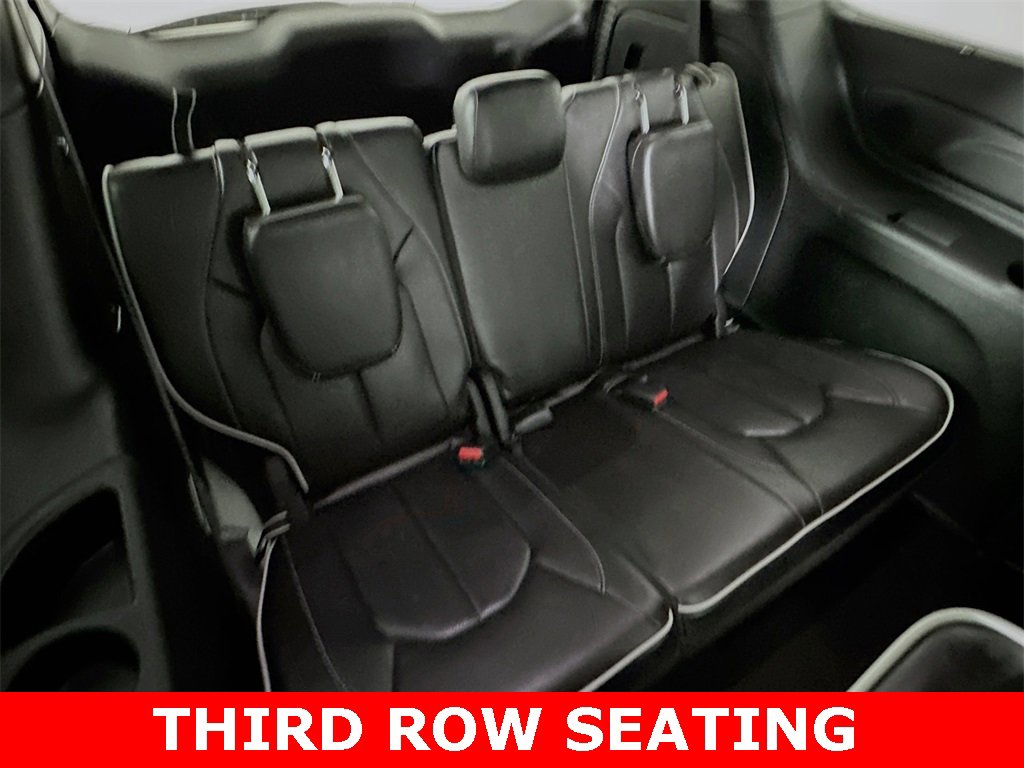 Used 2025 Chrysler Pacifica Limited image 8