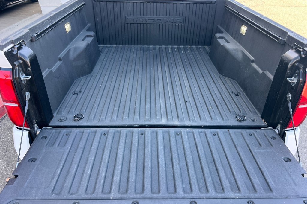 Certified 2025 Toyota Tacoma SR5 AWD/4WD image 18
