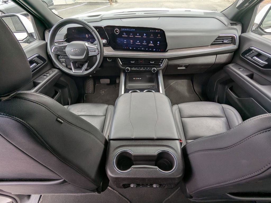 Used 2025 Chevrolet Suburban Z71 image 28