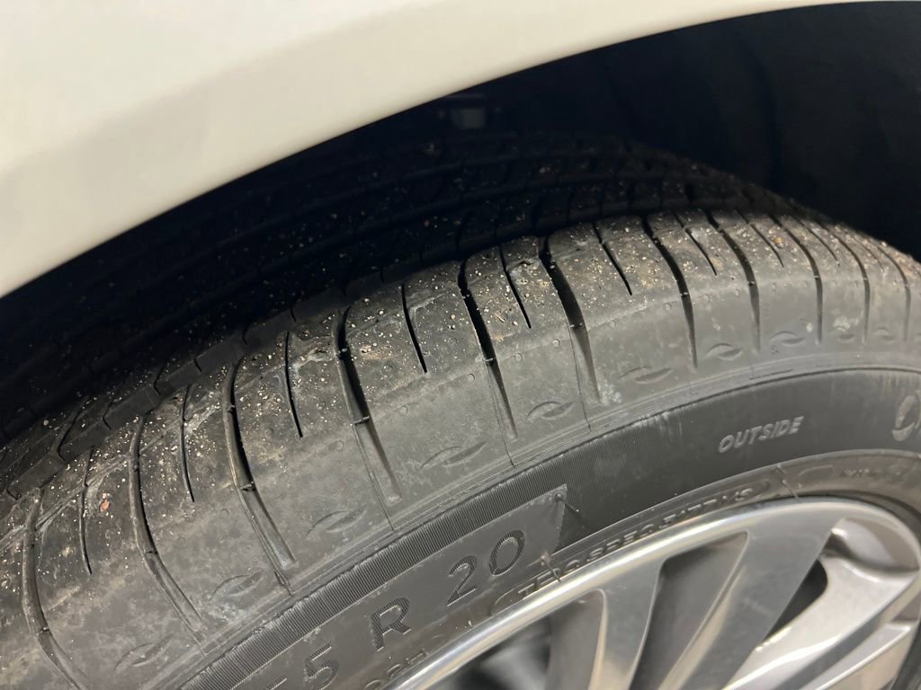 Certified 2026 Cadillac XT5 Premium Luxury w/ LPO, Floor Liner Package AWD/4WD image 10