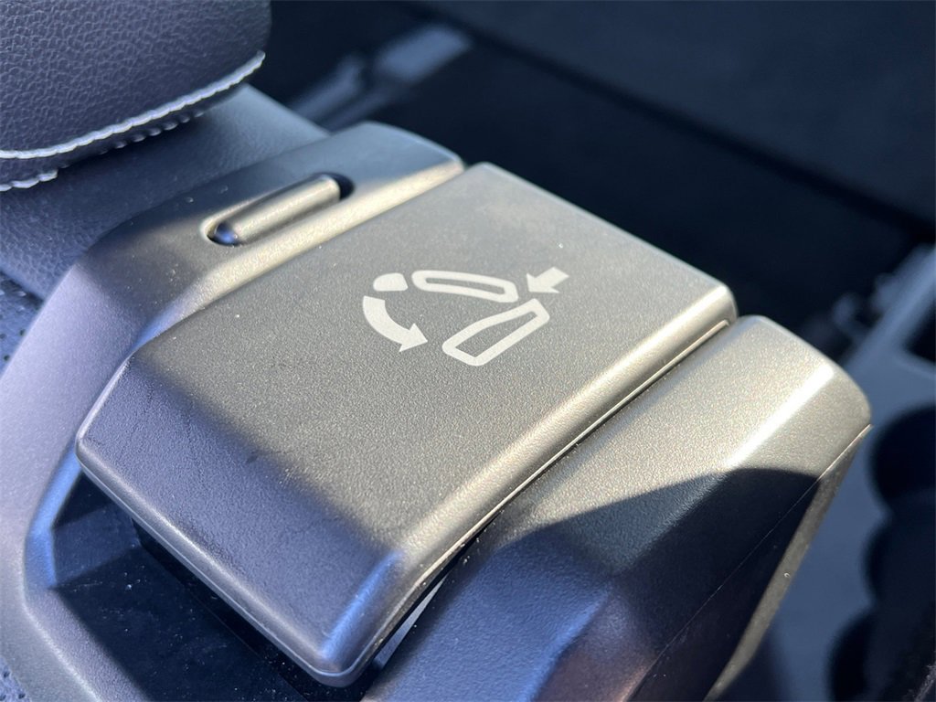 Used 2025 Volkswagen Atlas SE image 34