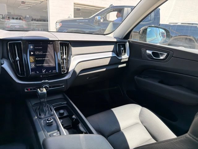 Used 2018 Volvo XC60 T5 Momentum w/ Vision Package AWD/4WD image 25