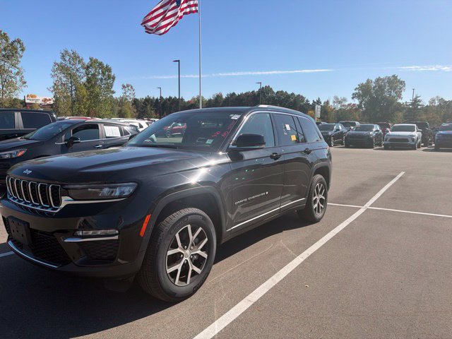 Used 2023 Jeep Grand Cherokee Limited w/ Trailer Tow Prep Group (B) AWD/4WD image 7