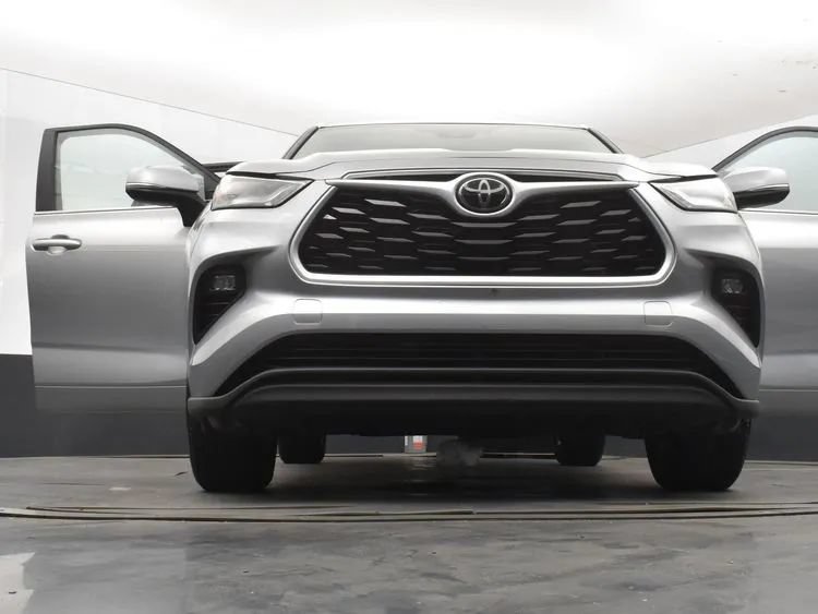 Used 2025 Toyota Highlander LE FWD image 11