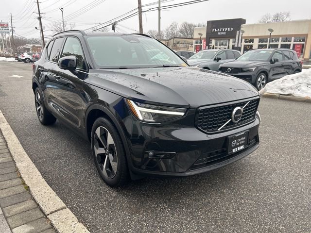 Used 2025 Volvo XC40 B5 Plus image 6