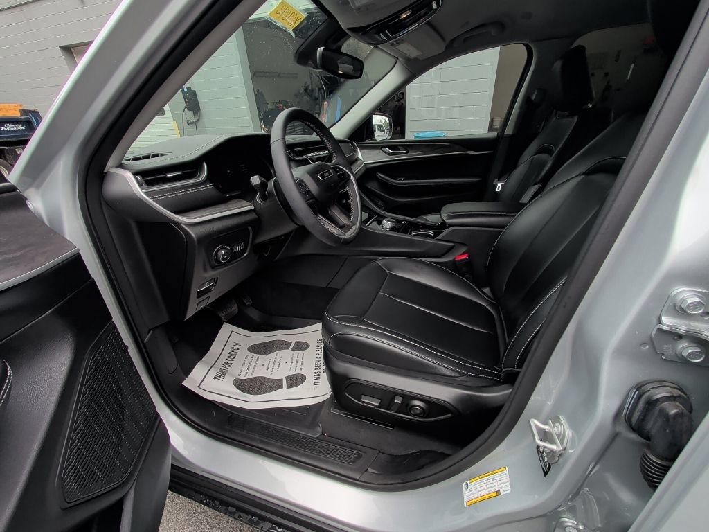 Used 2023 Jeep Grand Cherokee L Limited AWD/4WD image 10