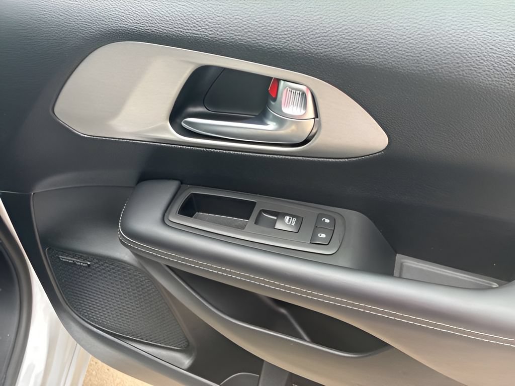 Used 2023 Chrysler Pacifica Limited w/ Uconnect Theater Family Group FWD image 26