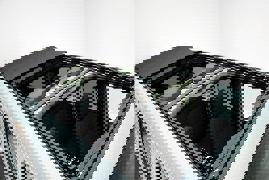 Used 2023 Jeep Wrangler Unlimited w/ Sun & Screen Package image 33