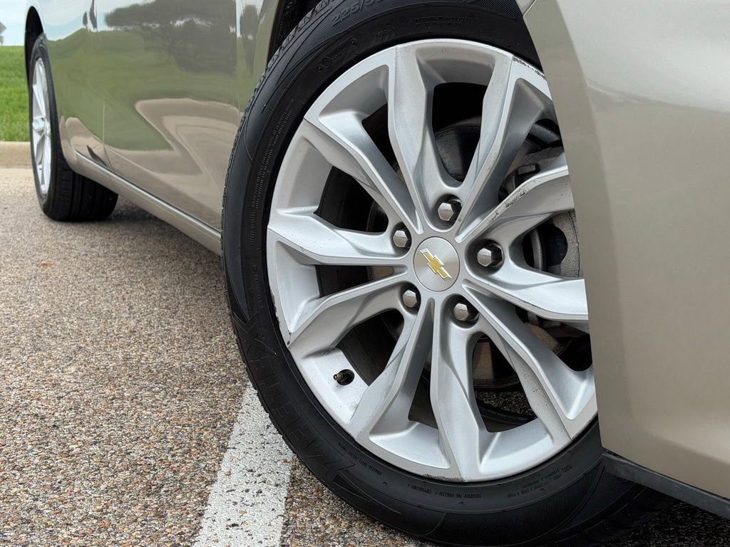 Used 2022 Chevrolet Malibu LT FWD image 2