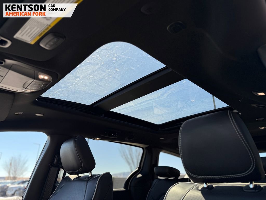 Used 2026 Chrysler Pacifica Limited image 35