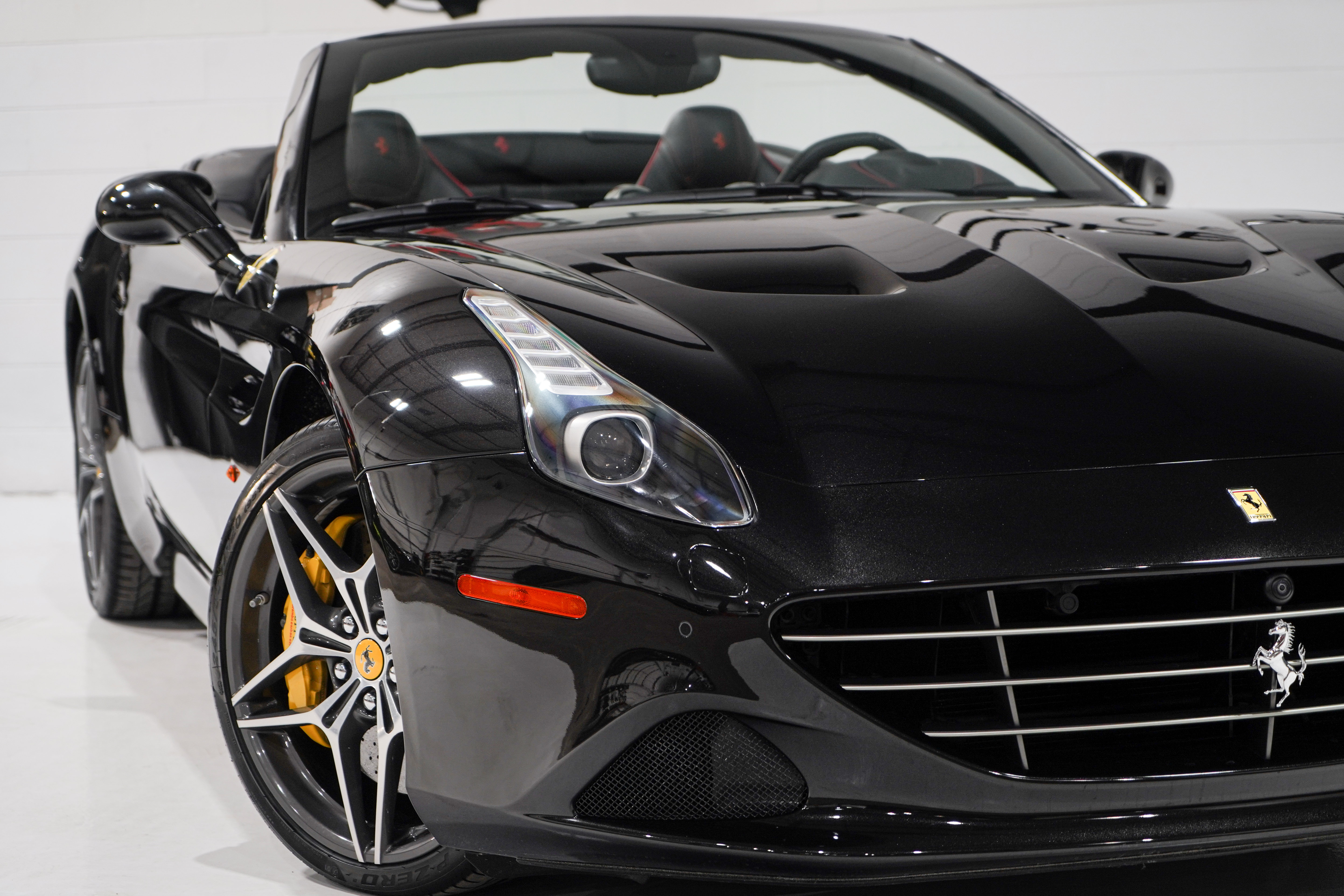 Used 2016 Ferrari California T RWD image 28