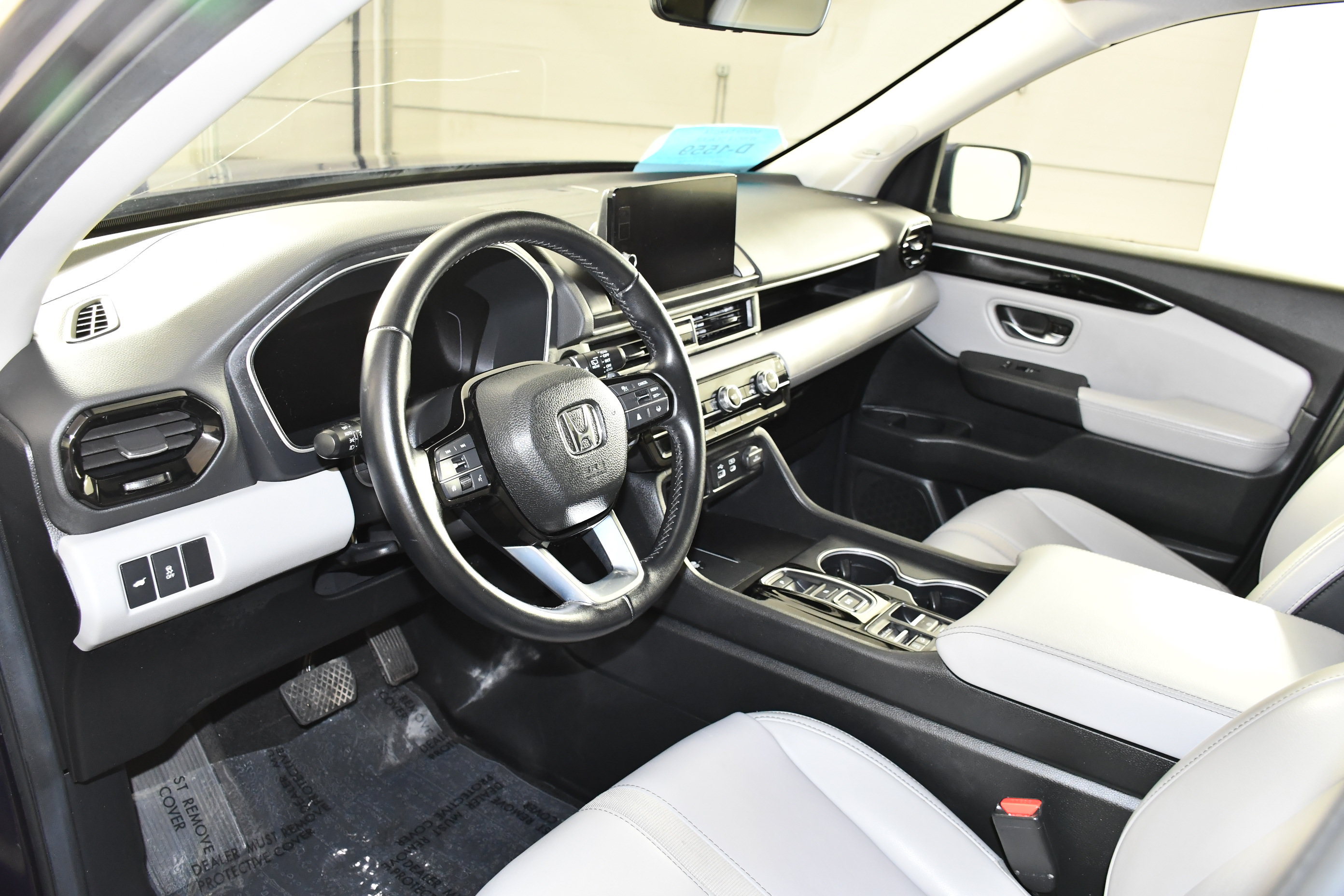 Used 2025 Honda Pilot Touring image 2