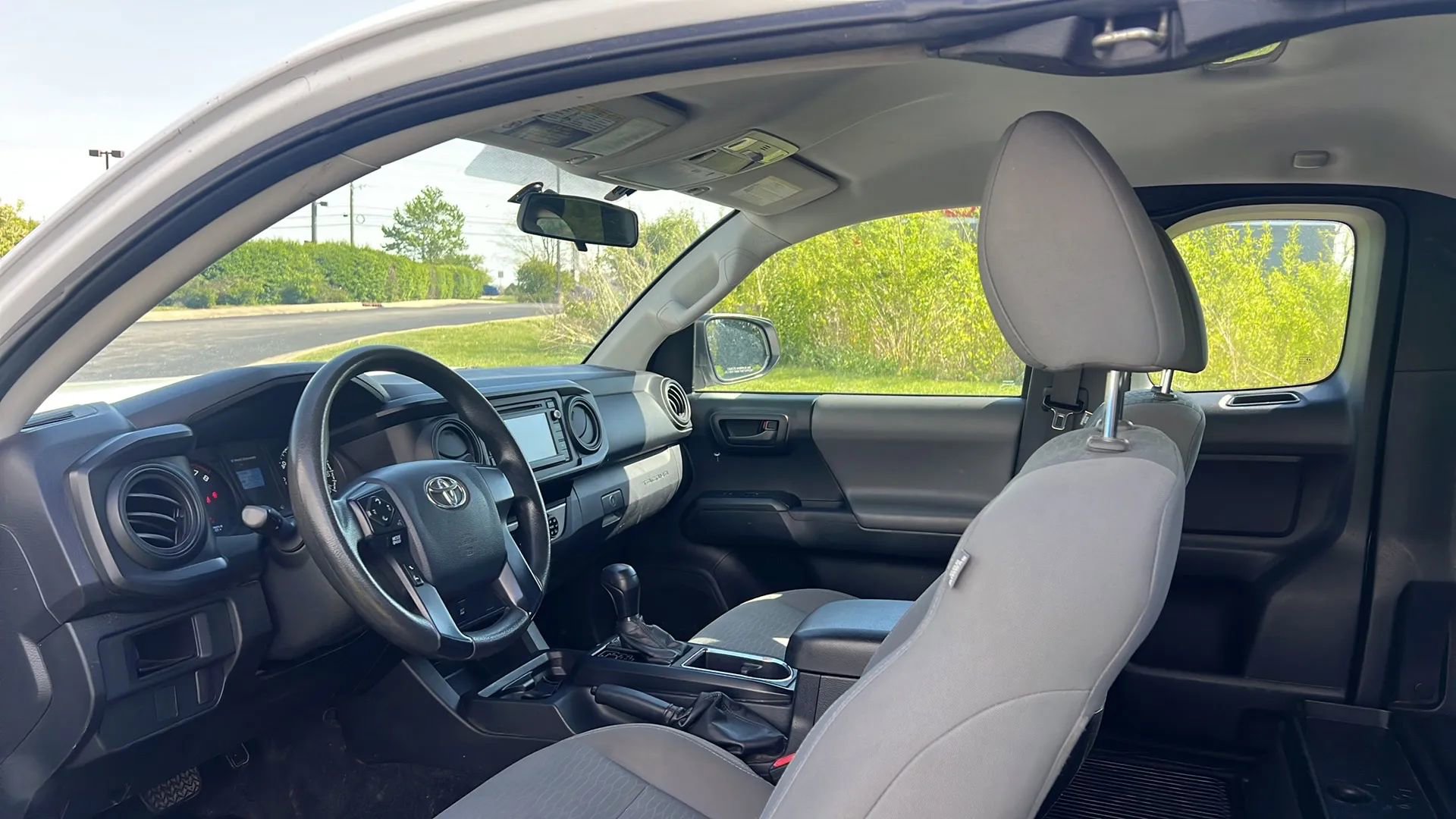 Used 2017 Toyota Tacoma SR image 11