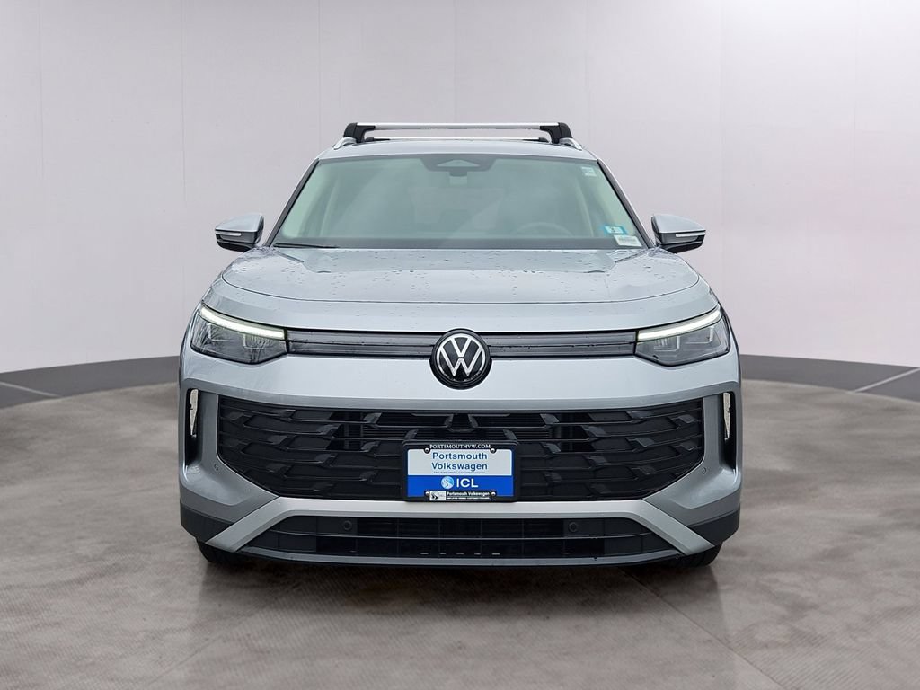 Used 2025 Volkswagen Tiguan SE AWD/4WD image 2
