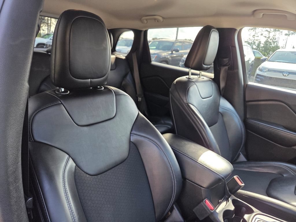 Used 2021 Jeep Cherokee Latitude Plus FWD image 28