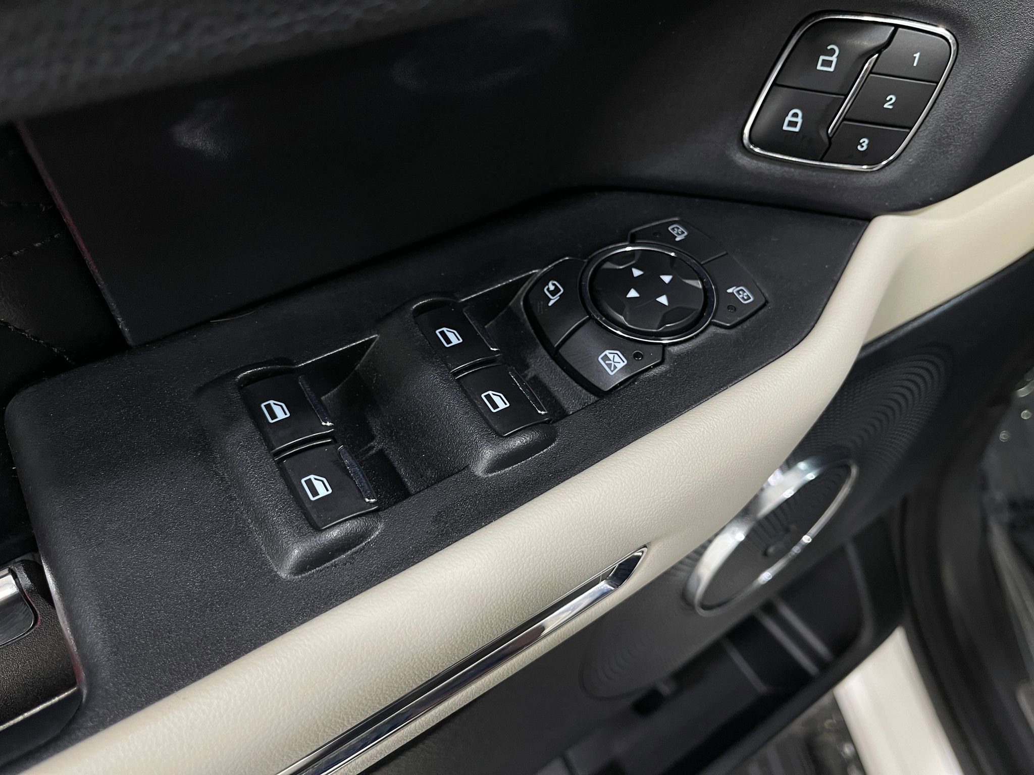 Used 2019 Ford Expedition Max Platinum AWD/4WD image 16