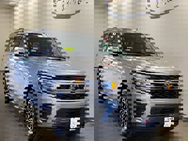 Used 2023 Ford Expedition Max XLT image 2