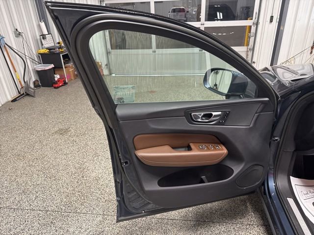 Used 2022 Volvo XC60 B5 Momentum image 8
